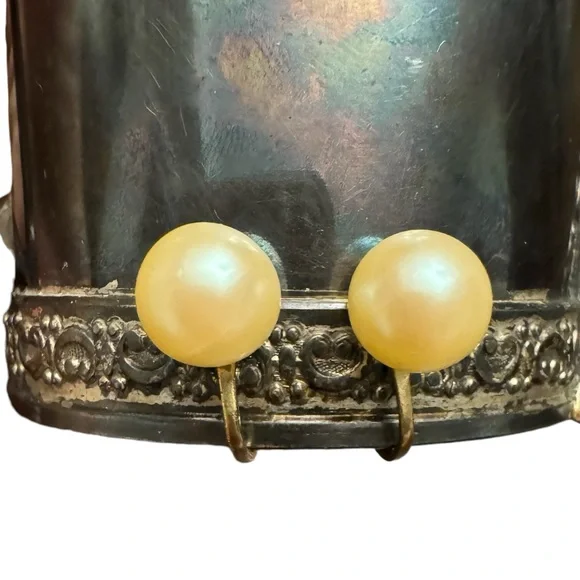 Vintage Gold Tone Faux Pearl Clip On Earrings - Picture 2 of 6
